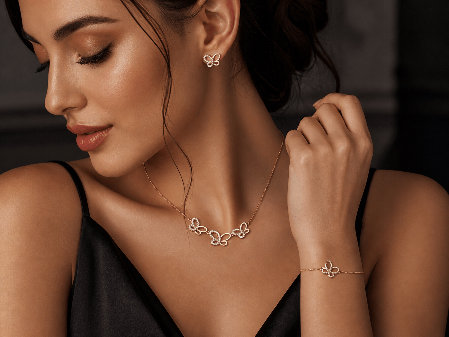 Femme élégante portant un ensemble bijoux papillon plaqué or Pinkkode